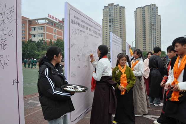 誦讀中華傳統(tǒng)國學(xué)經(jīng)典，踐行“五個學(xué)會三個規(guī)范”3.jpg